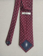 Afbeelding in Gallery-weergave laden, De Fursac cravate bordeaux à pois en soie Made in Italy
