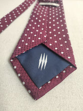 Carica l&#39;immagine nel visualizzatore di Gallery, De Fursac cravate bordeaux à pois en soie Made in Italy
