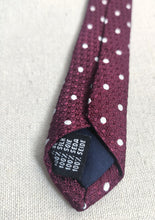Afbeelding in Gallery-weergave laden, De Fursac cravate bordeaux à pois en soie Made in Italy
