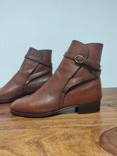 Afbeelding in Gallery-weergave laden, Tanino Crisci bottines Jodhpur en cuir grainé marron 36,5 FR Made in Italy
