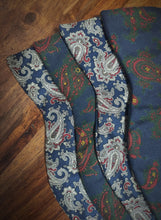 Carica l&#39;immagine nel visualizzatore di Gallery, Noeud papillon vintage bleu en soie à motif paisley Made in England
