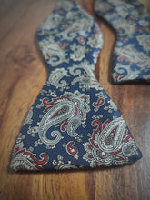 Afbeelding in Gallery-weergave laden, Vivax by Sambrook Witting nœud papillon à motif paisley Made in England
