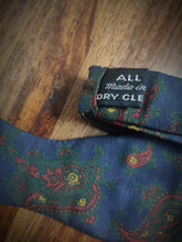 Afbeelding in Gallery-weergave laden, Noeud papillon vintage bleu en soie à motif paisley Made in England
