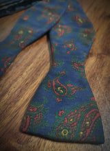 Afbeelding in Gallery-weergave laden, Noeud papillon vintage bleu en soie à motif paisley Made in England
