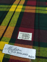 Charger l&#39;image dans la galerie, Madam Old England écharpe tartan vintage en pure laine vierge
