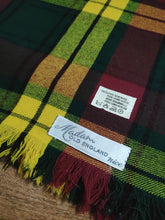 Carica l&#39;immagine nel visualizzatore di Gallery, Madam Old England écharpe tartan vintage en pure laine vierge
