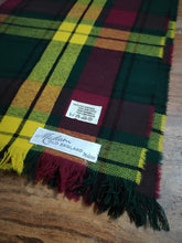 Carica l&#39;immagine nel visualizzatore di Gallery, Madam Old England écharpe tartan vintage en pure laine vierge
