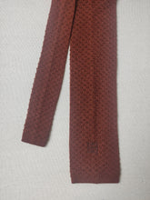 Afbeelding in Gallery-weergave laden, Givenchy Gentleman Paris cravate maille vintage 100% laine terracotta
