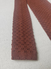Afbeelding in Gallery-weergave laden, Givenchy Gentleman Paris cravate maille vintage 100% laine terracotta
