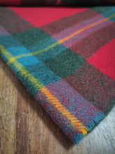 Afbeelding in Gallery-weergave laden, Drake&#39;s écharpe tartan 100% laine d&#39;agneau Made in Scotland
