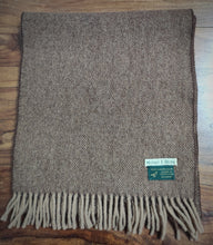 Afbeelding in Gallery-weergave laden, Michael J. Drake écharpe 100% camel hair Made in Scotland
