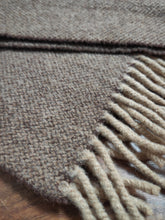 Charger l&#39;image dans la galerie, Michael J. Drake écharpe 100% camel hair Made in Scotland
