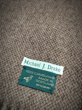 Afbeelding in Gallery-weergave laden, Michael J. Drake écharpe 100% camel hair Made in Scotland
