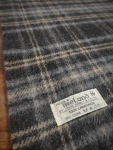 Charger l&#39;image dans la galerie, John Hanly &amp; Co écharpe grise à carreaux en laine 100% lambswool Made in Ireland
