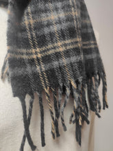 Charger l&#39;image dans la galerie, John Hanly &amp; Co écharpe grise à carreaux en laine 100% lambswool Made in Ireland
