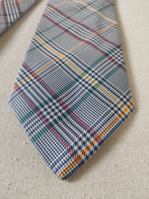 Afbeelding in Gallery-weergave laden, Drake&#39;s cravate en soie à carreaux Prince de Galles Made in England
