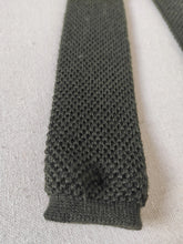 Afbeelding in Gallery-weergave laden, Cravate maille vintage kaki en laine Made in Italy
