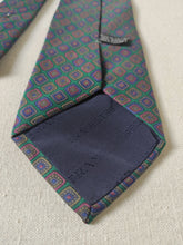 Afbeelding in Gallery-weergave laden, Cravate verte vintage en soie à motif géométrique Made in Italy
