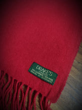 Afbeelding in Gallery-weergave laden, Drake&#39;s grande écharpe rouge en laine et cachemire Made in Scotland
