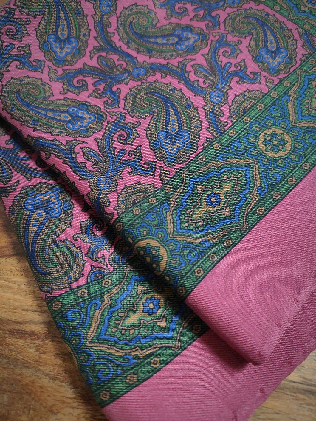 Pochette de costume rose vintage en soie à motif paisley