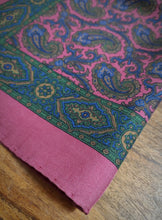 Afbeelding in Gallery-weergave laden, Pochette de costume rose vintage en soie à motif paisley
