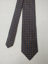 Afbeelding in Gallery-weergave laden, Drake&#39;s X Bel y Cia cravate marine en soie à motif floral Made in England
