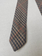 Carica l&#39;immagine nel visualizzatore di Gallery, Harrison&#39;s cravate en cachemire Prince de Galles Made in Scotland
