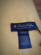 Carica l&#39;immagine nel visualizzatore di Gallery, Brooks Brothers écharpe unie jaune 100% cachemire Made in Scotland
