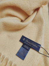 Carica l&#39;immagine nel visualizzatore di Gallery, Brooks Brothers écharpe unie jaune 100% cachemire Made in Scotland
