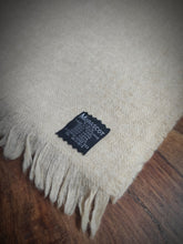 Afbeelding in Gallery-weergave laden, Morascot Elgin écharpe unie beige 100% laine Made in Scotland
