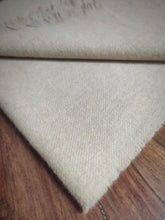 Carica l&#39;immagine nel visualizzatore di Gallery, Morascot Elgin écharpe unie beige 100% laine Made in Scotland
