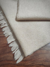 Afbeelding in Gallery-weergave laden, Morascot Elgin écharpe unie beige 100% laine Made in Scotland
