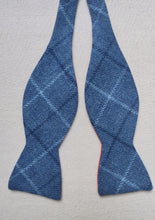 Afbeelding in Gallery-weergave laden, Cinabre Paris noeud papillon tartan bleu en laine et soie Made in France
