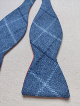 Afbeelding in Gallery-weergave laden, Cinabre Paris noeud papillon tartan bleu en laine et soie Made in France
