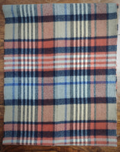 Afbeelding in Gallery-weergave laden, Johnstons of Elgin écharpe à carreaux en laine merinos extrafine Made in Scotland
