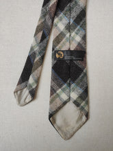 Charger l&#39;image dans la galerie, Cravate tartan vintage en pure laine
