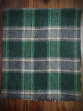 Carica l&#39;immagine nel visualizzatore di Gallery, Crombie écharpe à carreaux en cachemire Made in Scotland
