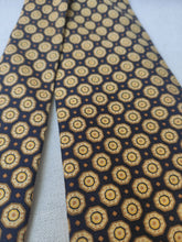 Afbeelding in Gallery-weergave laden, Drake&#39;s cravate vintage marine en soie à motif géométrique Made in England
