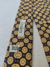 Afbeelding in Gallery-weergave laden, Drake&#39;s cravate vintage marine en soie à motif géométrique Made in England
