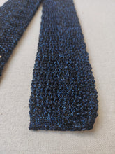 Afbeelding in Gallery-weergave laden, Holliday &amp; Brown Ltd cravate vintage en tricot de soie Made in England
