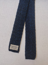 Afbeelding in Gallery-weergave laden, Holliday &amp; Brown Ltd cravate vintage en tricot de soie Made in England
