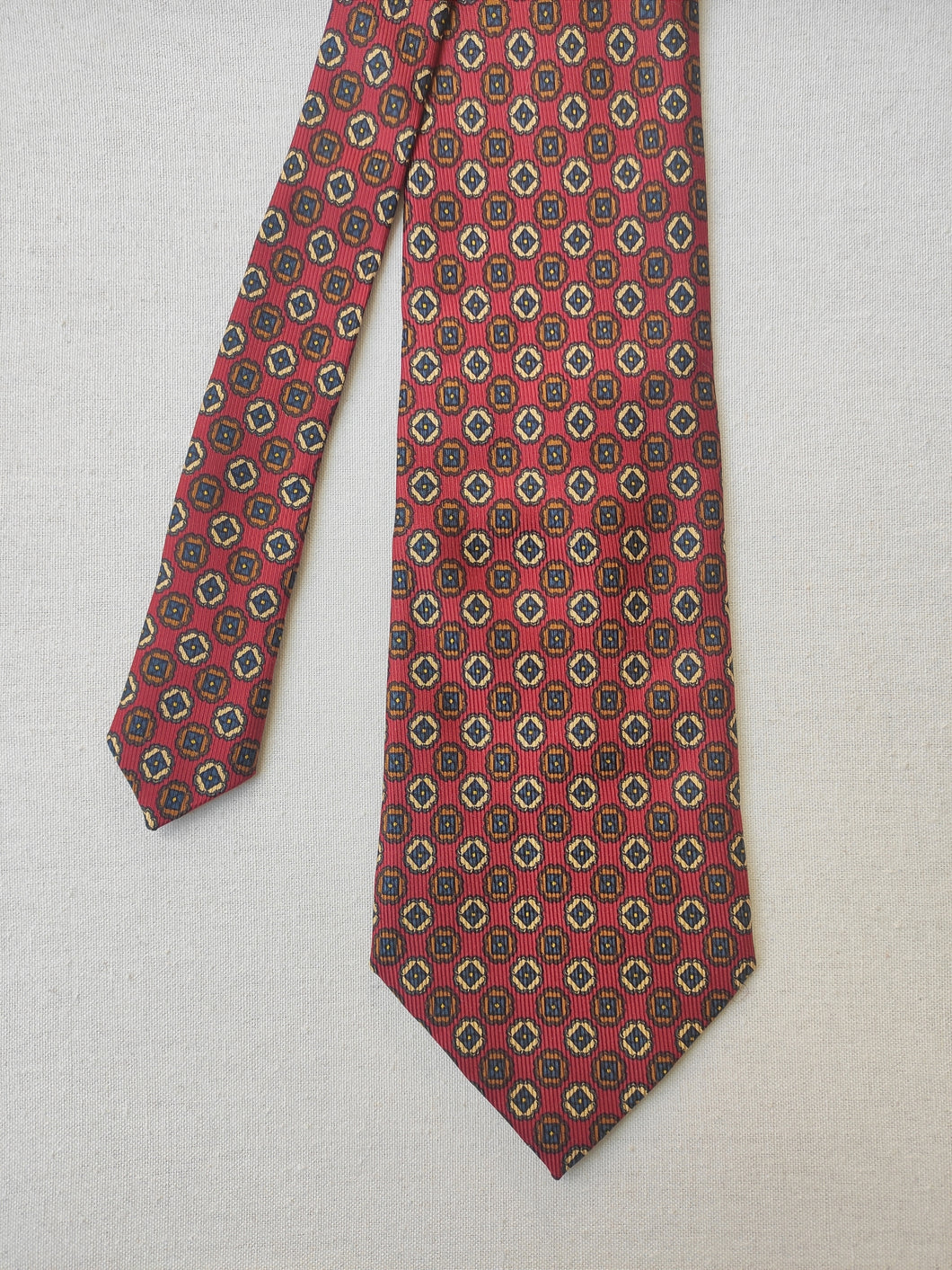 Charles Hill cravate rouge en soie à motif géométrique Made in England