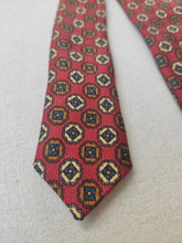 Afbeelding in Gallery-weergave laden, Charles Hill cravate rouge en soie à motif géométrique Made in England
