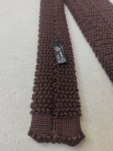 Carica l&#39;immagine nel visualizzatore di Gallery, Cravate marron vintage en tricot de soie Made in Italy

