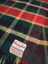 Carica l&#39;immagine nel visualizzatore di Gallery, Mackintosh écharpe tartan cachemire Made in Scotland
