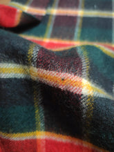 Carica l&#39;immagine nel visualizzatore di Gallery, Mackintosh écharpe tartan cachemire Made in Scotland
