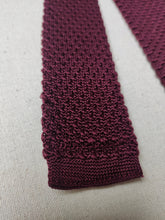 Carica l&#39;immagine nel visualizzatore di Gallery, Holliday &amp; Brown Ltd cravate vintage bordeaux en tricot de soie Made in England
