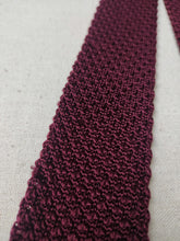 Carica l&#39;immagine nel visualizzatore di Gallery, Holliday &amp; Brown Ltd cravate vintage bordeaux en tricot de soie Made in England
