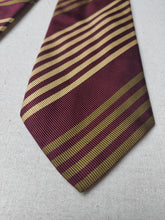 Carica l&#39;immagine nel visualizzatore di Gallery, Drake&#39;s cravate club vintage bordeaux en soie Made in England
