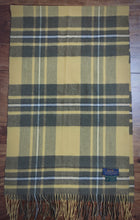 Carica l&#39;immagine nel visualizzatore di Gallery, Minarelli Bologna grande écharpe tartan en laine et cachemire Made in Scotland
